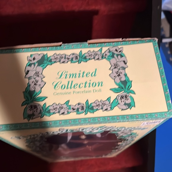 Brand new limited collection LE  CHERI Porcelain doll still in original box - Picture 3 of 7